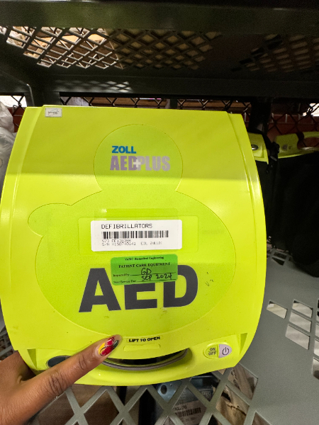 (6) Defibrillators — photo 1