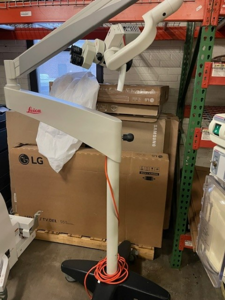 LEICA MICROSCOPE — photo 1