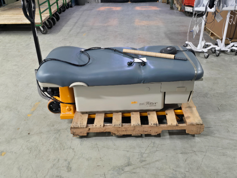 MIDMARK EXAM TABLE — photo 1