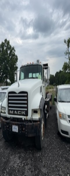 2008 MACK GRANITE -NEED BATTERIES