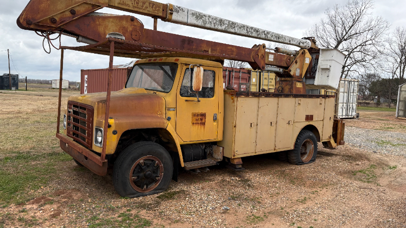 1980 International 1754 Bucket Truck — photo 1