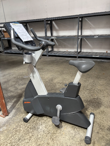 LIFE FITNESS UPRIGHT STATIONARY BIKE - photo 1