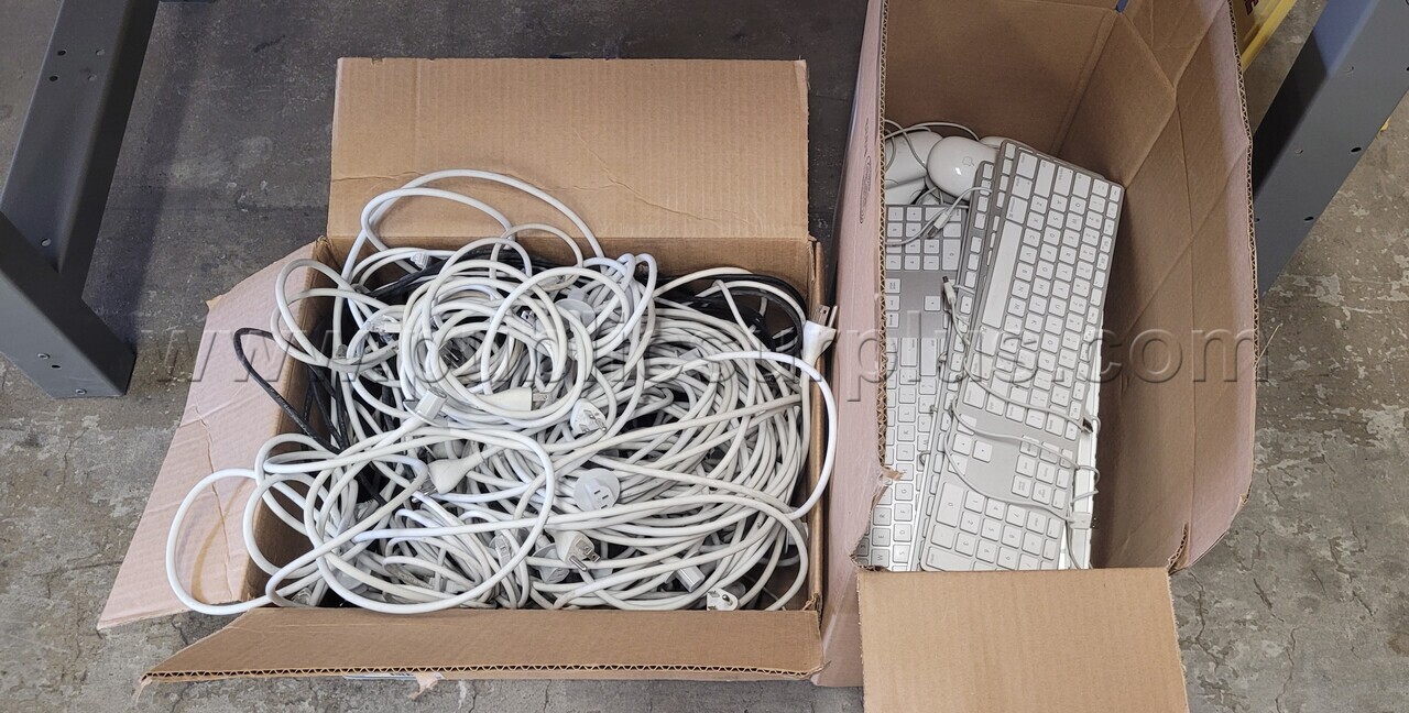 One Lot of Miscellaneous Apple Computers & Devices, Used - photo 5