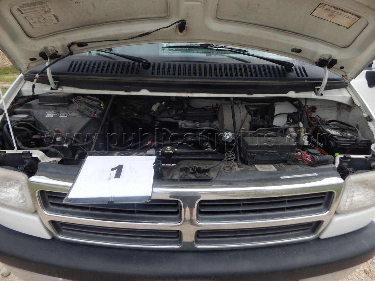 Lot 1 - 1996 Dodge Van 5.9 - 2B5WB35Z9TK144803 - photo 3