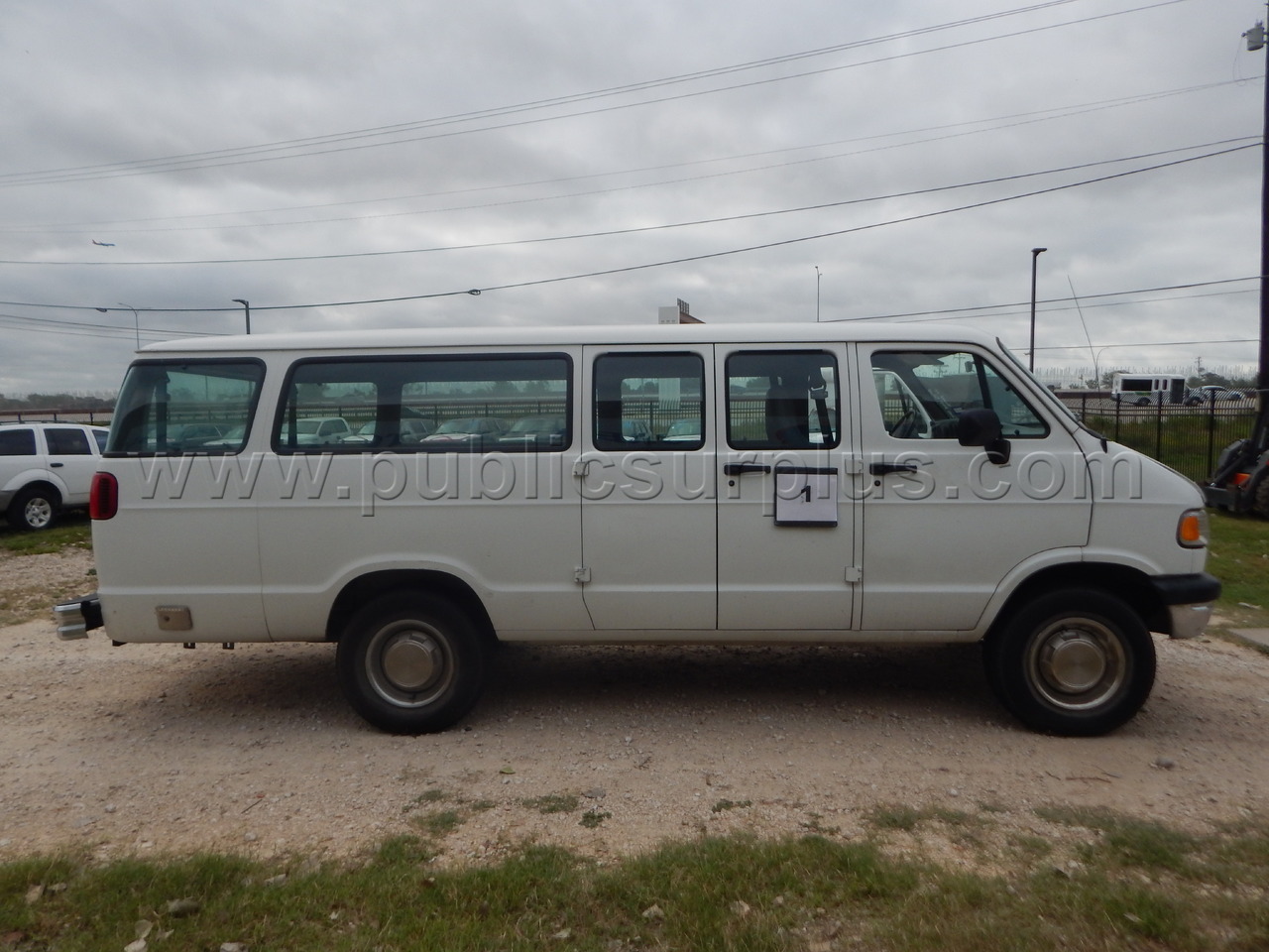 Lot 1 - 1996 Dodge Van 5.9 - 2B5WB35Z9TK144803 - photo 4