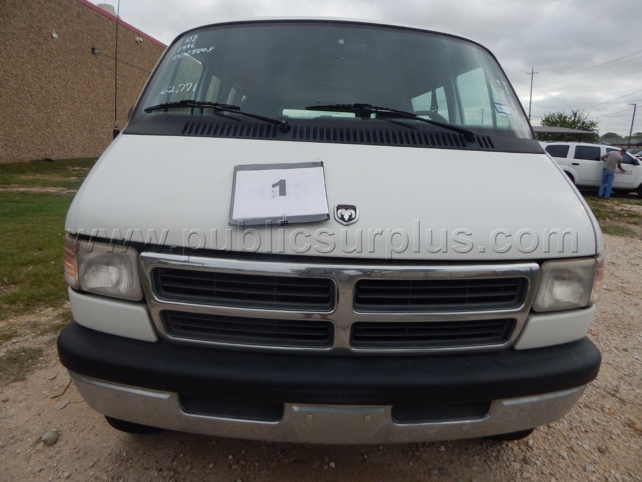 Lot 1 - 1996 Dodge Van 5.9 - 2B5WB35Z9TK144803 - photo 2