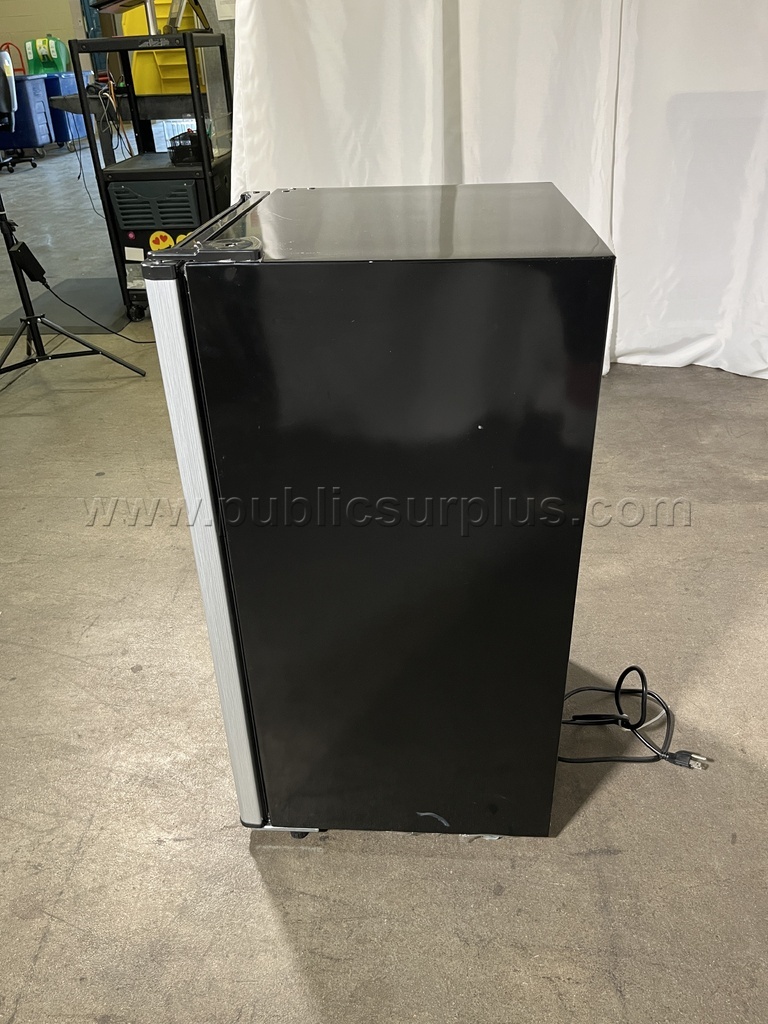 Magic Chef Mini Fridge - 3298 - photo 3