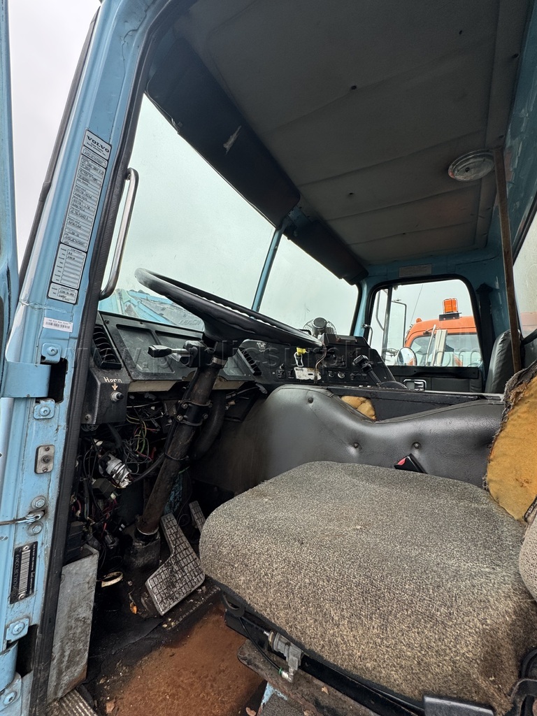 1999 VOLVO EXPEDITOR GARBAGE TRUCK - photo 5