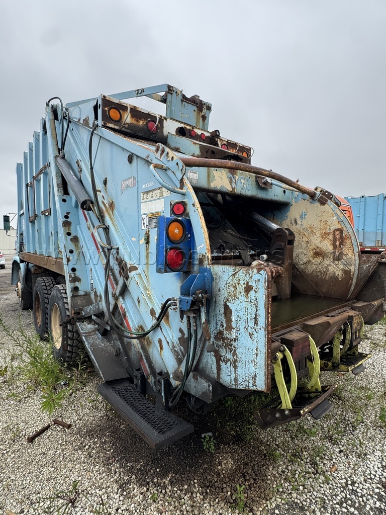 1999 VOLVO EXPEDITOR GARBAGE TRUCK - photo 3