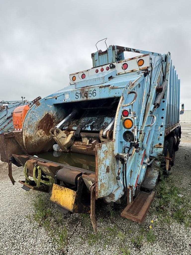 1999 VOLVO XPEDITOR GARBAGE TRUCK - photo 4