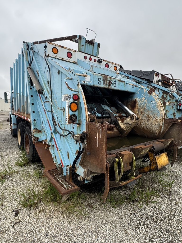 1999 VOLVO XPEDITOR GARBAGE TRUCK - photo 3