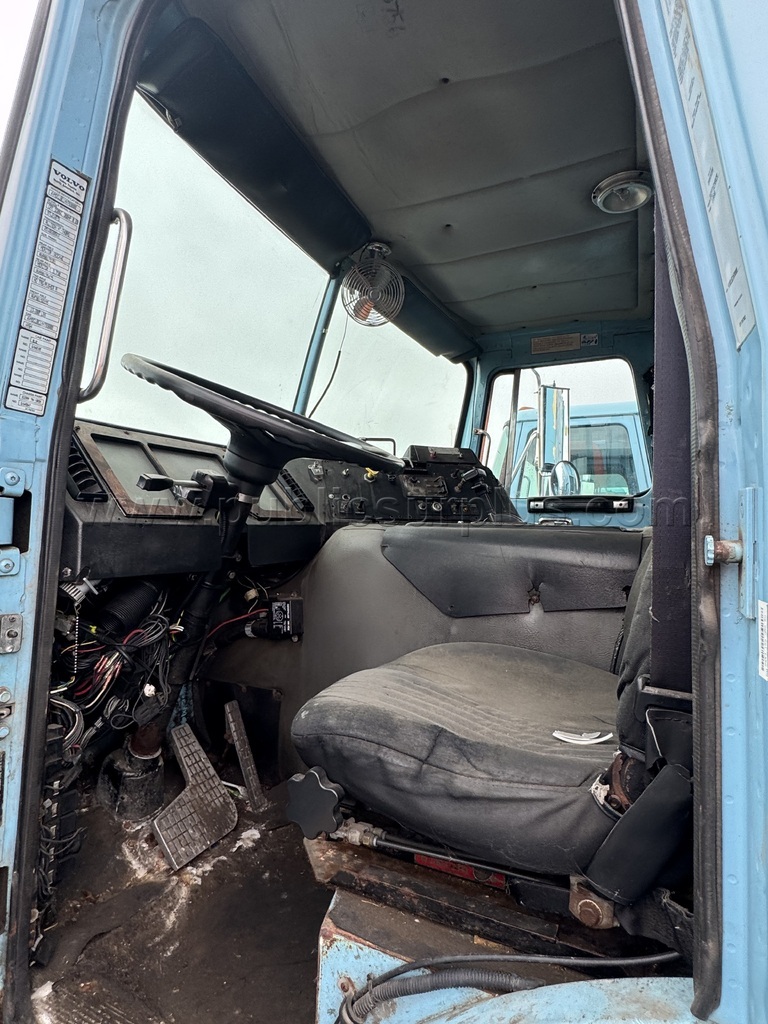 1999 VOLVO XPEDITOR GARBAGE TRUCK - photo 5