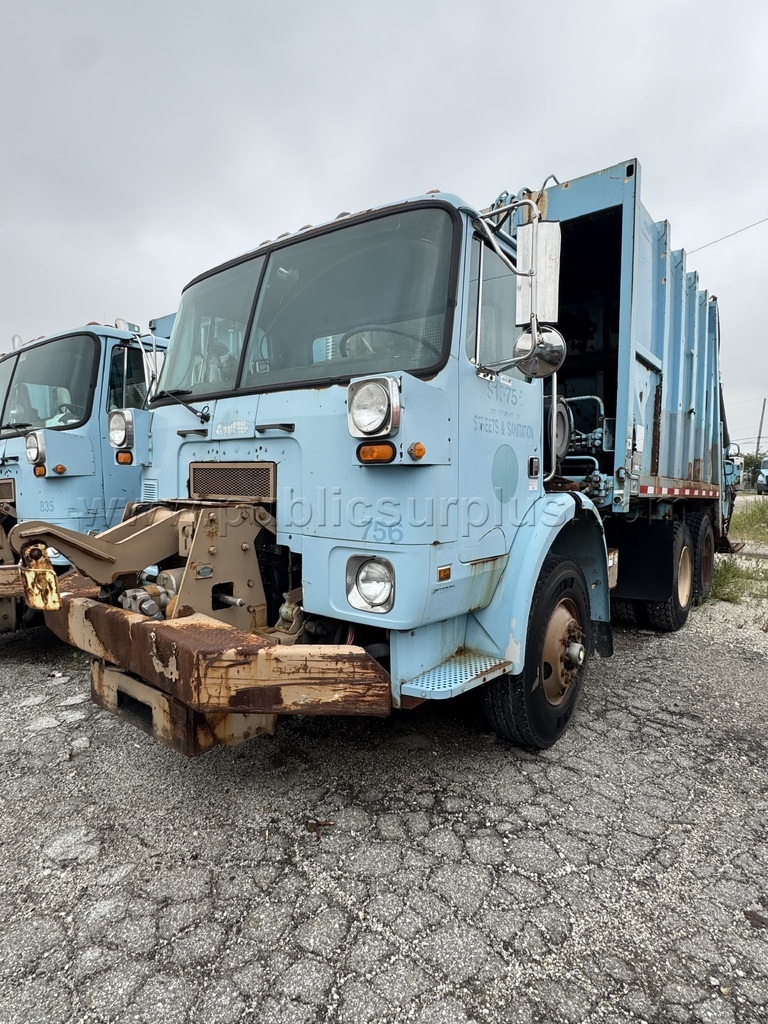 1999 VOLVO XPEDITOR GARBAGE TRUCK - photo 2