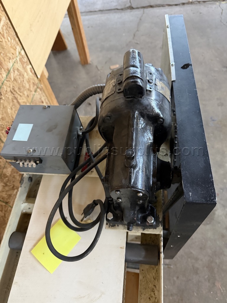 a motorized industrial belt conveyor system with a flat conveying surface - photo 2