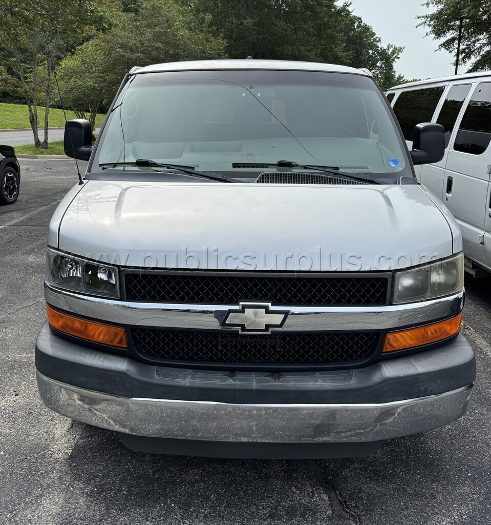 2010 Chevrolet Express 3500 Passenger - photo 2
