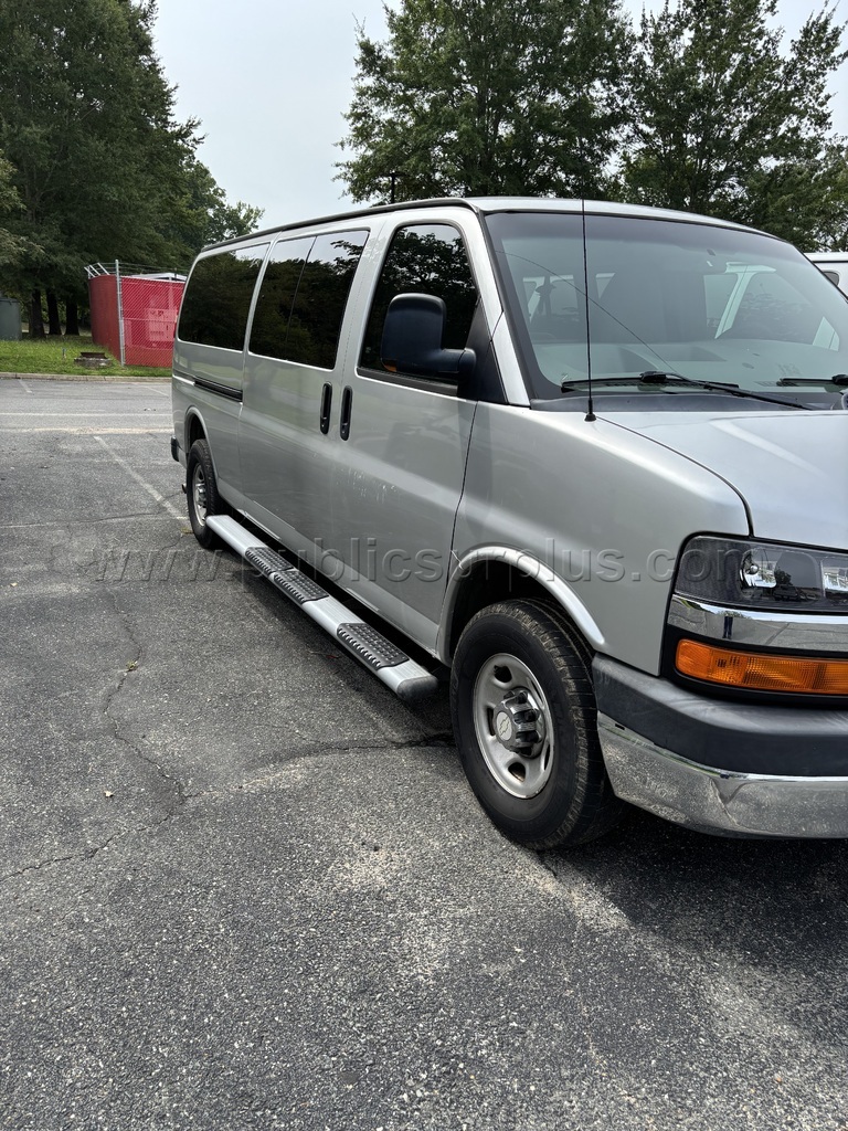2010 Chevrolet Express 3500 Passenger - photo 5