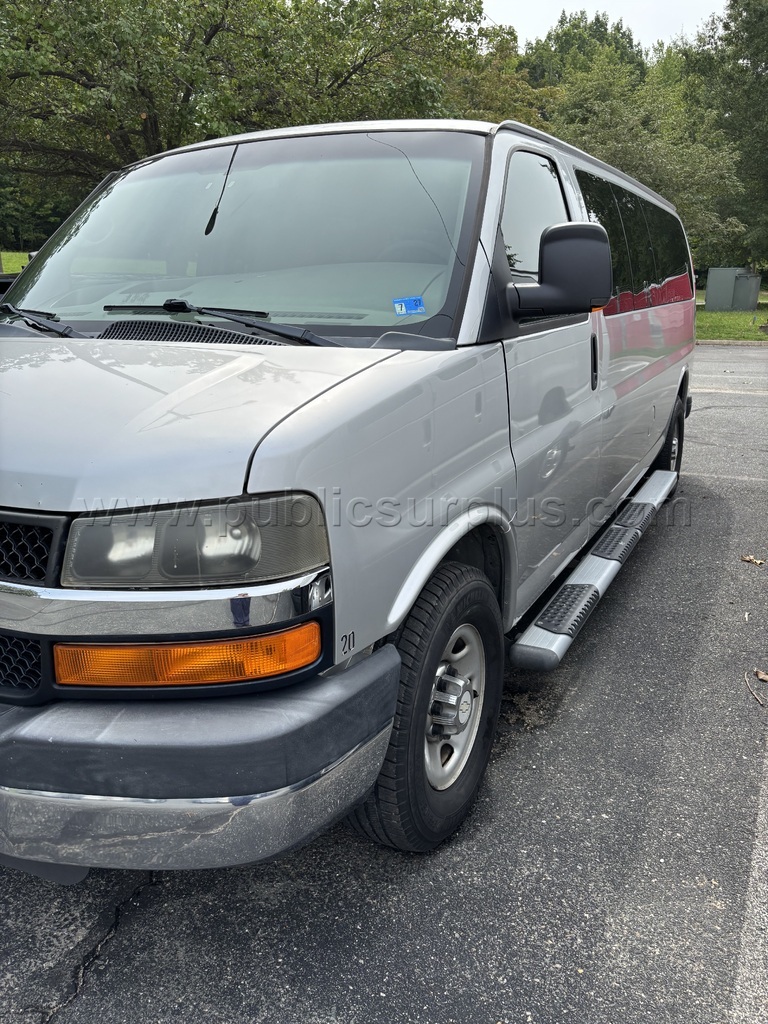 2010 Chevrolet Express 3500 Passenger - photo 4