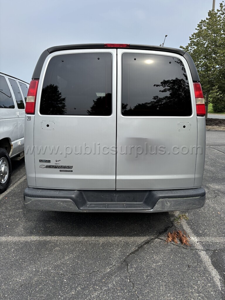 2010 Chevrolet Express 3500 Passenger - photo 3