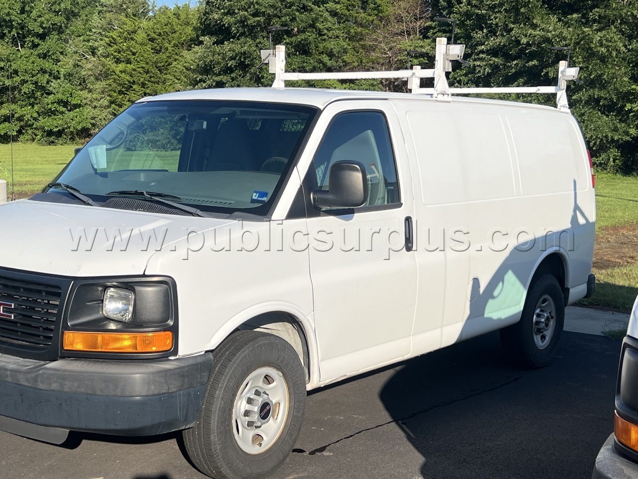 2013 GMC 1 Ton Van - photo 3