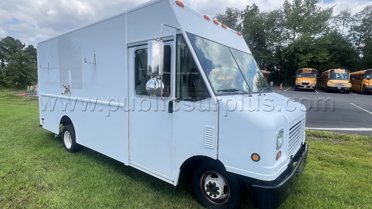 2013 FORD 1 Ton STEP VAN - photo 2