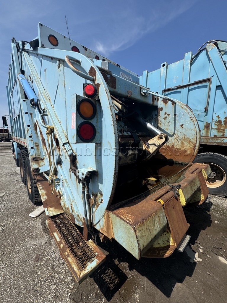 1996 VOLVO XPEDITOR GARBAGE TRUCK - photo 3