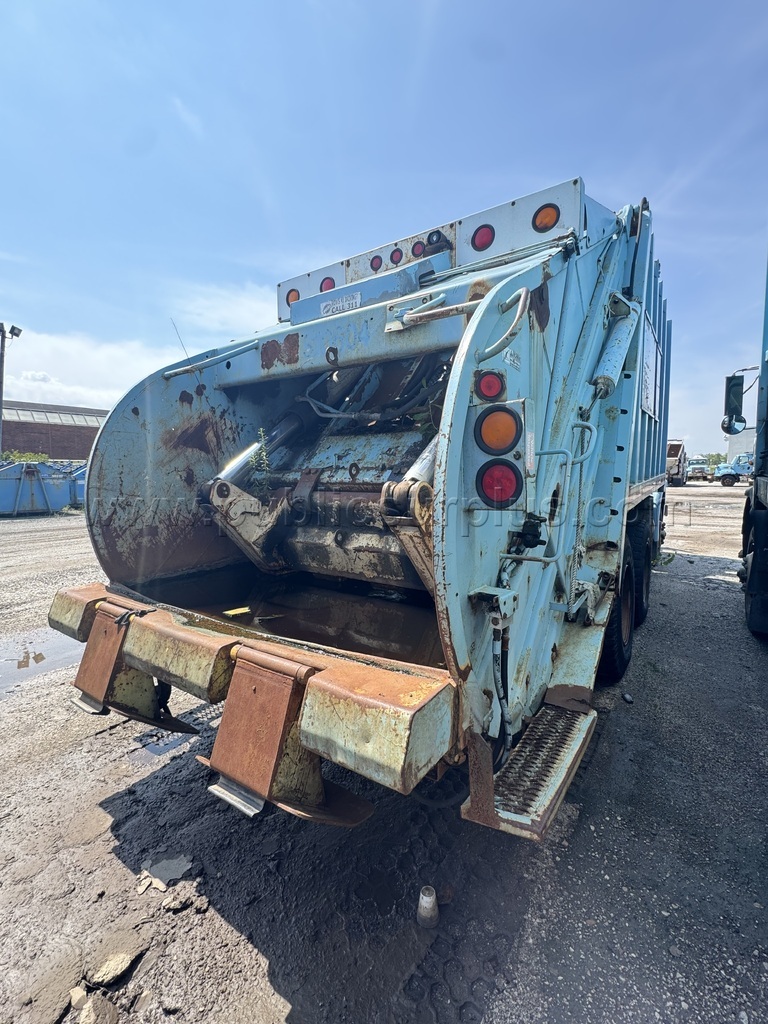 1996 VOLVO XPEDITOR GARBAGE TRUCK - photo 4