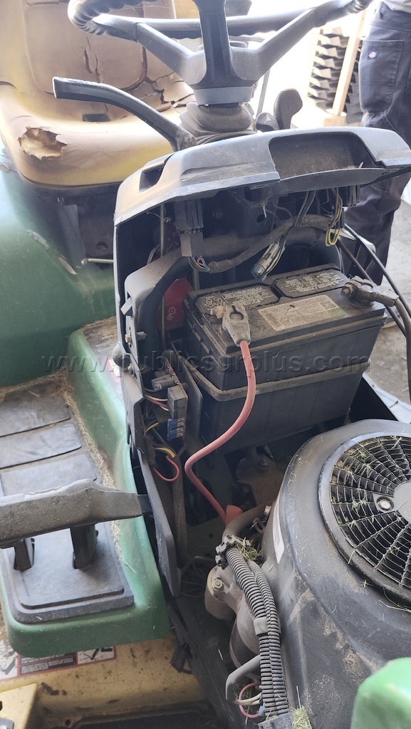 John Deere 325 Riding Mower - photo 5