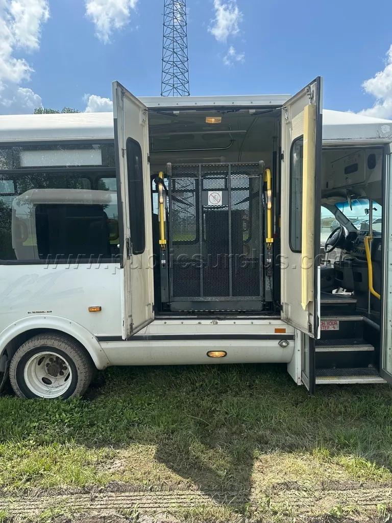2009 Ford E-450 - 319 - photo 5