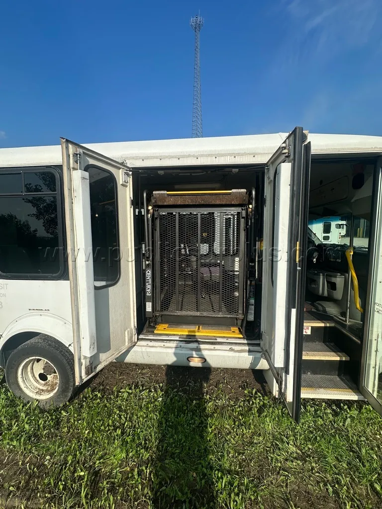 2009 Ford E-350 - 322 - photo 5