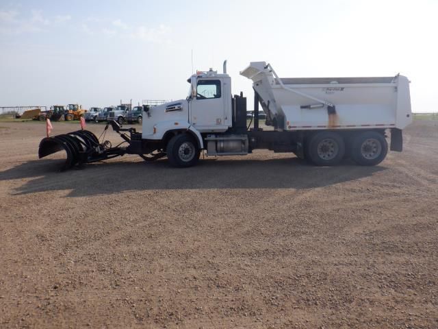 2015 Western Star 4700SB Gravel/Plow Truck(T1412)(Located near Youngstown, AB)