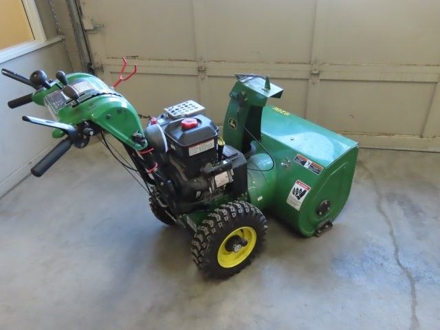 John Deere 928E 28� Gas Snowblower (P)