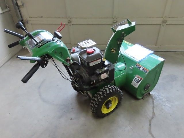 John Deere 928E 28� Gas Snowblower (P)