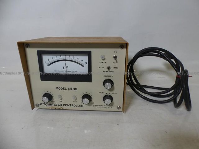 New Brunswick Scientific pH-40 Automatic pH Controller