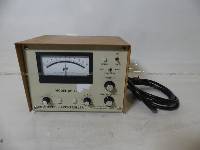 New Brunswick Scientific pH-40 Automatic pH Controller