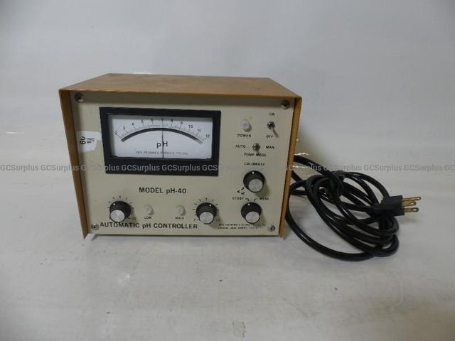 New Brunswick Scientific pH-40 Automatic pH Controller