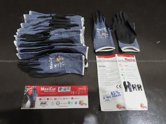 13 Pairs of MaxiCut Gloves (S)