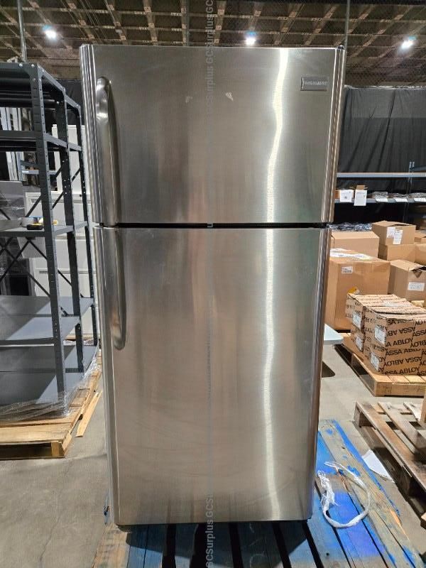 Frigidaire 18ft³ Top Freezer Refrigerator