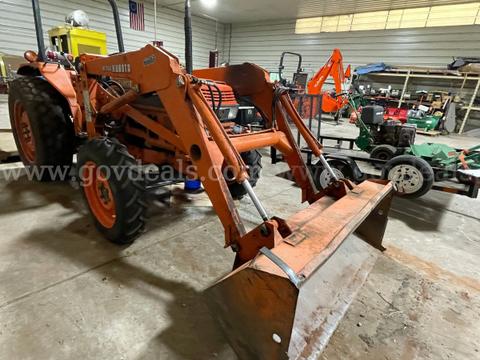 Kubota Tractor w/Loader & Backhoe Attachment