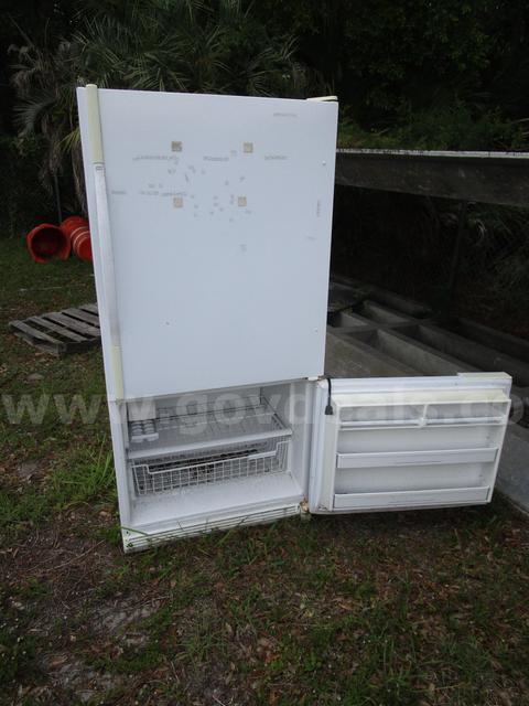 (1) USED LARGE WHITE AMANA FRIDGE; PARTS OR REPAIR