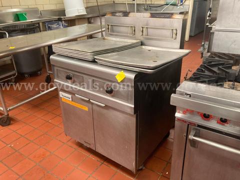 Lot of 2 fryers and 1 range