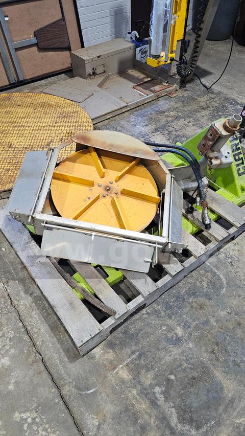 Frame Mounted hydraulic salt spinner.