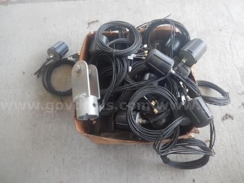 USED (12) SKYWAVE 16-7023 MIMO ANTENNA, (13) BLACK METAL BRACKETS