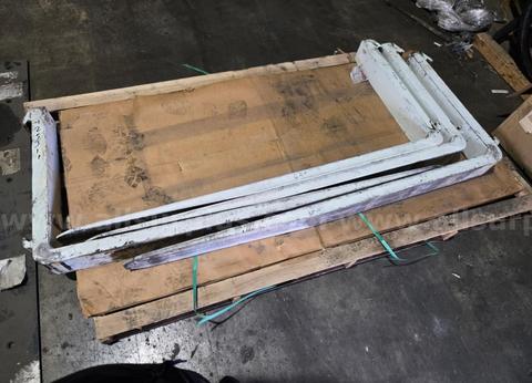 2 sets of 6&rsquo; forklift forks