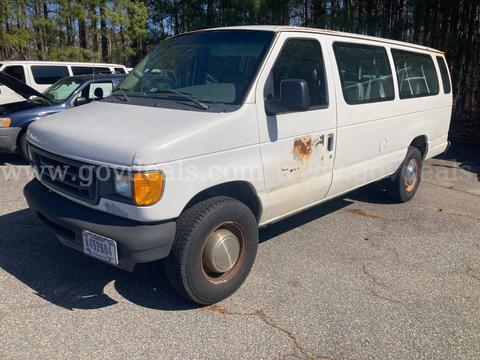 2005 Ford Econoline 12-passenger van