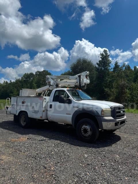 2005 Ford F-550 / Altec AT37G