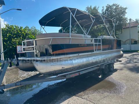 2017 BENTLEY PONTOON ** LOW HOURS**