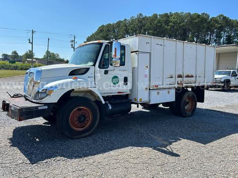 2008 International 7400 chip dump truck