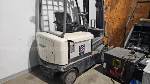 Crown FC- (Possibly 5700) electric forklift with Exide Charging unit