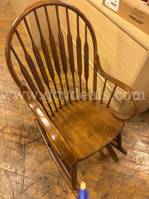 ROCKING CHAIR, WOODEN GREAT CONDITION / LIVING ROOM / NURSERY / SUNDAY SCHOOL / TEACHER