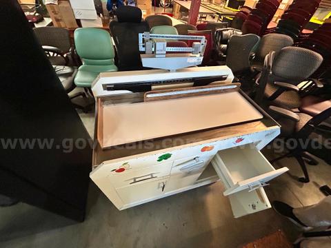 1 Baby Weighing Station with Metal Cabinet